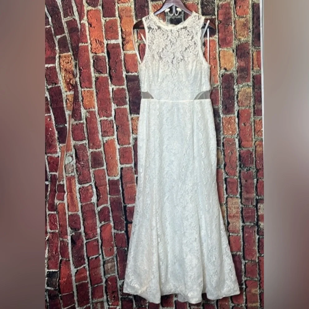 DB STUDIO Corded Lace Trumpet Wedding Dress with Illusion Sides. - size 14 NWT - Picture 4 of 16